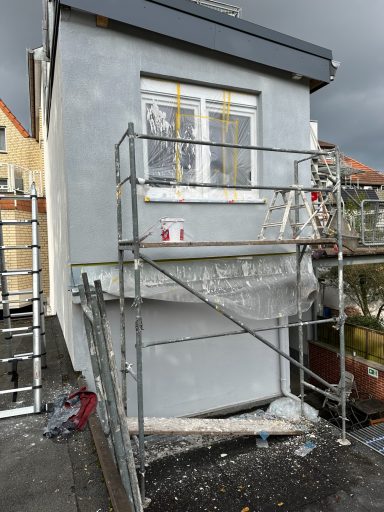 Grundierte Hausfassade mit Gerüst